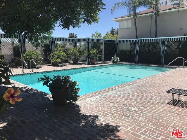 Foto del edificio - 8729 Shoreham Dr