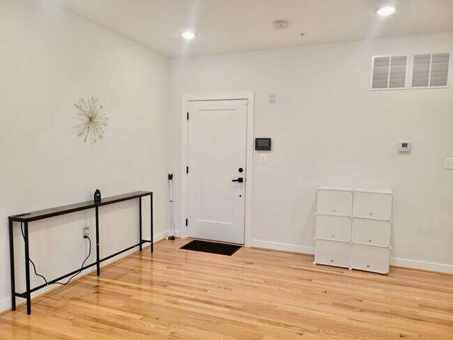 Foto del edificio - Stunning 2 BR/ 2.5 BATH 2 Level New Constr...