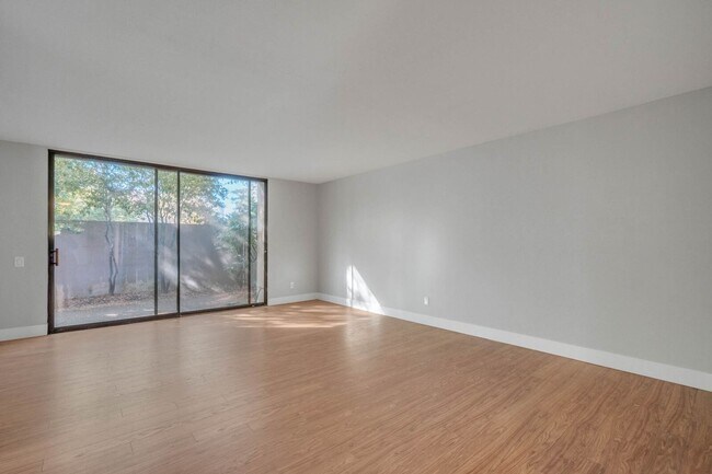 Building Photo - 701 Woodside Ln E