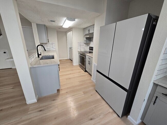 Building Photo - 5640 Birchmont Dr