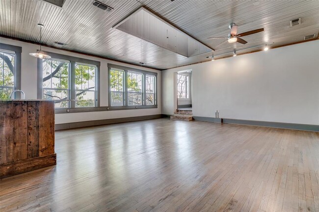 Building Photo - 725 W Magnolia Ave