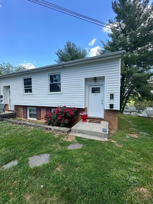 524 Jefferson Ave Unit Apt 2, Vinton, VA 24179 Room for Rent in