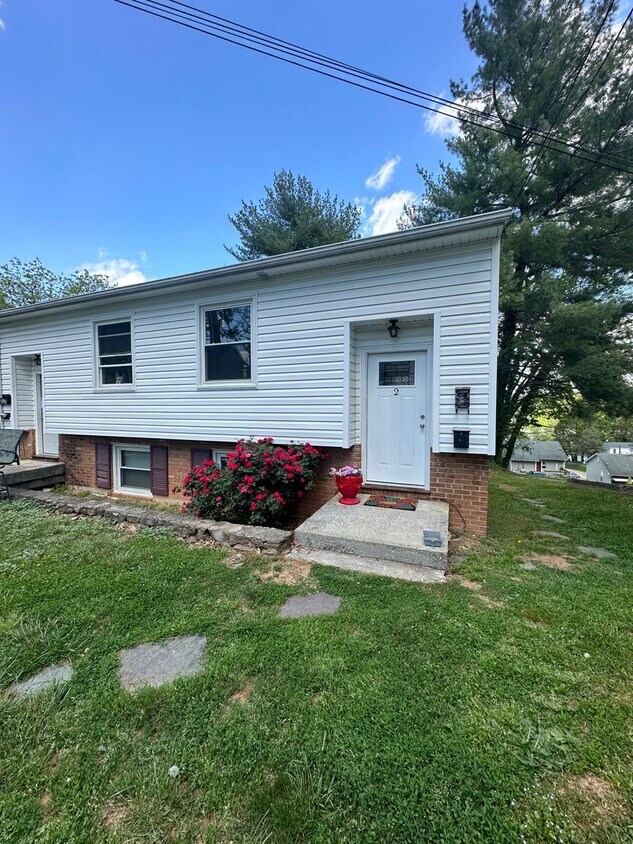 524 Jefferson Ave Unit Apt 2, Vinton, VA 24179 Room for Rent in