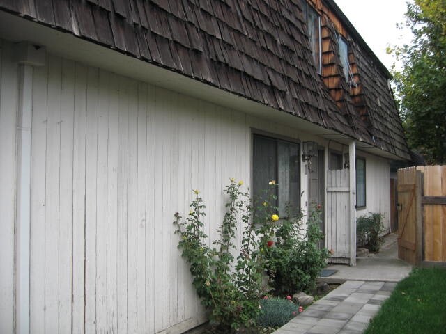 Building Photo - 917 Royal Ct