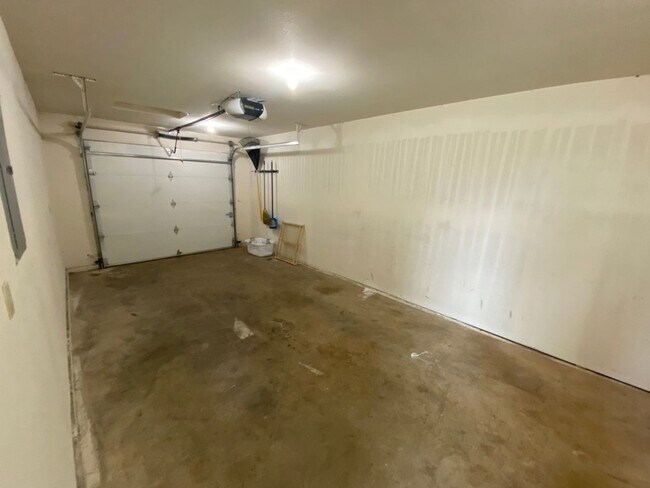 Foto del edificio - large 3 Bedroom 2.5 Bath Springfield duplex