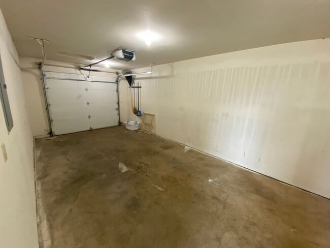 Building Photo - large 3 Bedroom 2.5 Bath Springfield duplex