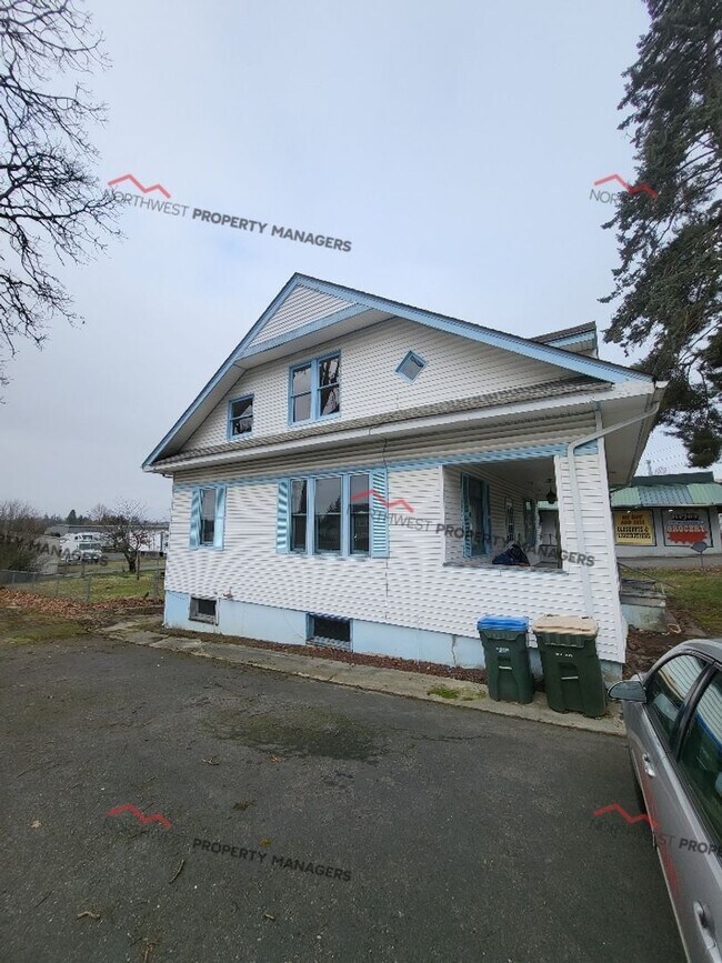 Foto del edificio - STATUS: *PENDING APPLICATION*  | R273B | $1895 + $100 flat rate water/sewer