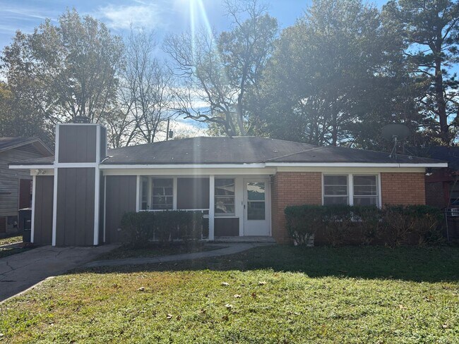 Foto del edificio - Beautiful 3 bedroom/1 bath home with Fireplace and Central HVAC!