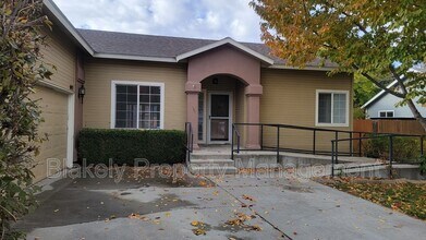 Building Photo - 917 W Greenhead St