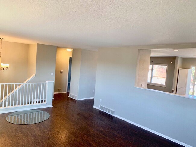 Building Photo - Spacious 4 bed 2 bath AMAZING Pikes Peak V...
