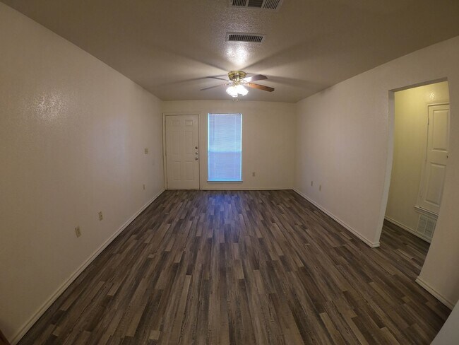 Building Photo - 2 Bedroom 1 Bathroom Unit