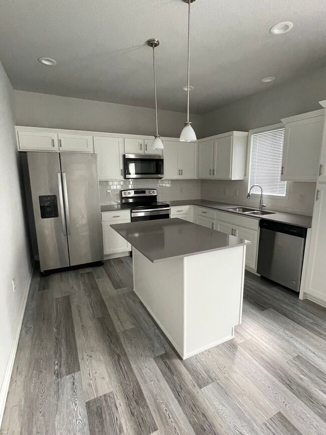 Foto del edificio - FREE RENT SPECIAL!  3 bedroom 2.5 bath Sin...