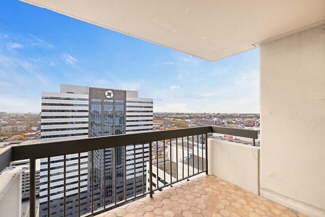 Building Photo - 45 River Dr S