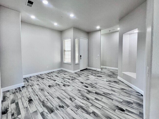 Foto del edificio - $2,995 - Fowler & Church, Spacious 3 Bedro...