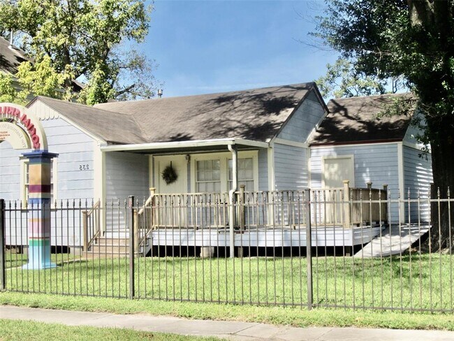 Building Photo - 235 W 17th St