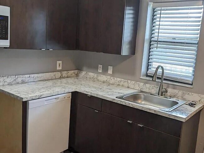 Foto del edificio - 617 Ixoria Ave