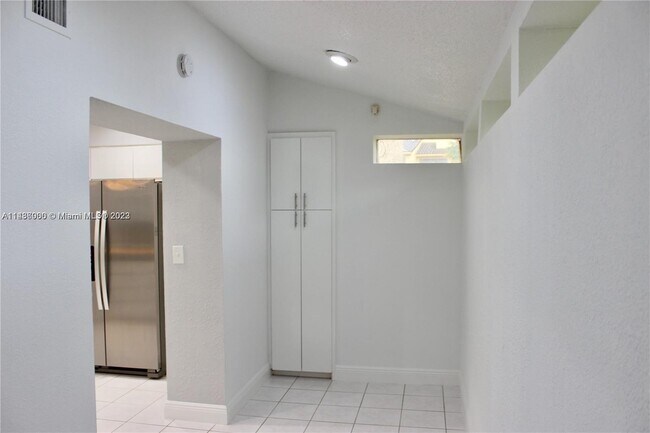 Foto del edificio - 3550 Estepona Ave