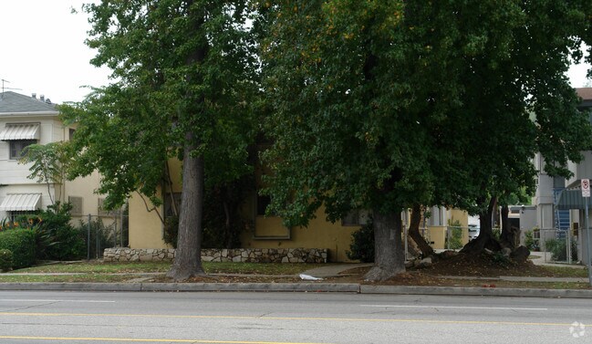 Building Photo - 5828 Woodman Ave