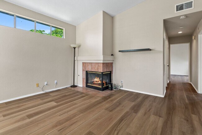 Building Photo - Charming 2 Bedroom Carriage Unit Condo in ...