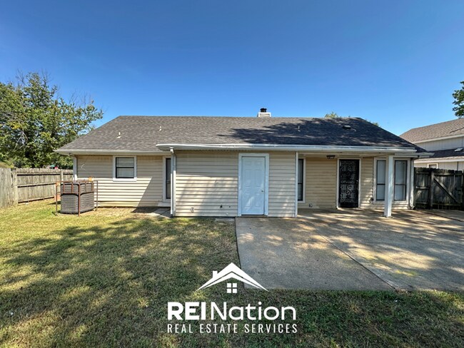 Foto del edificio - MEMPHIS MUST-HAVE! 3BR/2BA | Vaulted Ceilings & Rustic Fireplace | Fenced Yard!