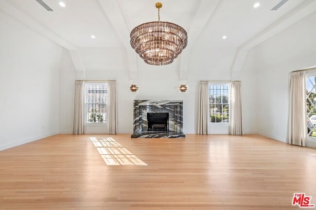 Foto del edificio - 200 S Formosa Ave