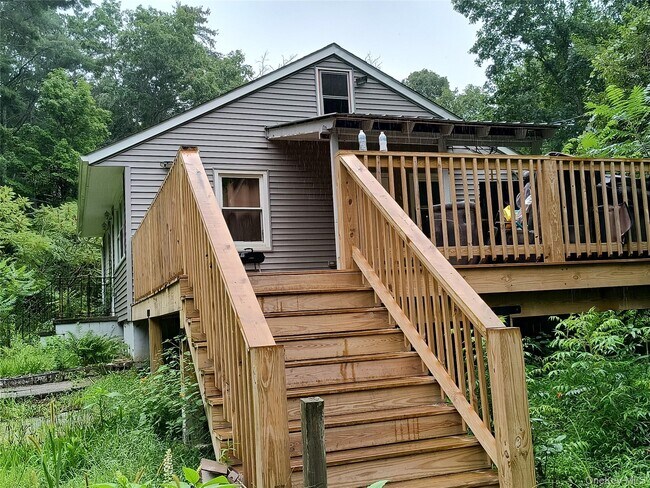 Building Photo - 28 Pine Tree Ln