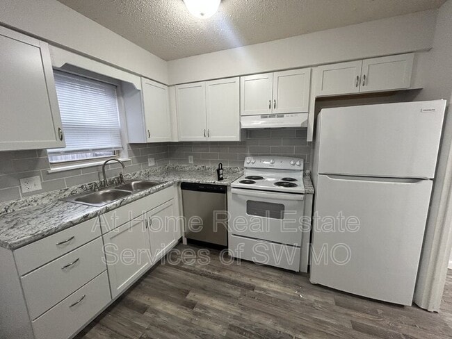Building Photo - 3339 E Linwood St