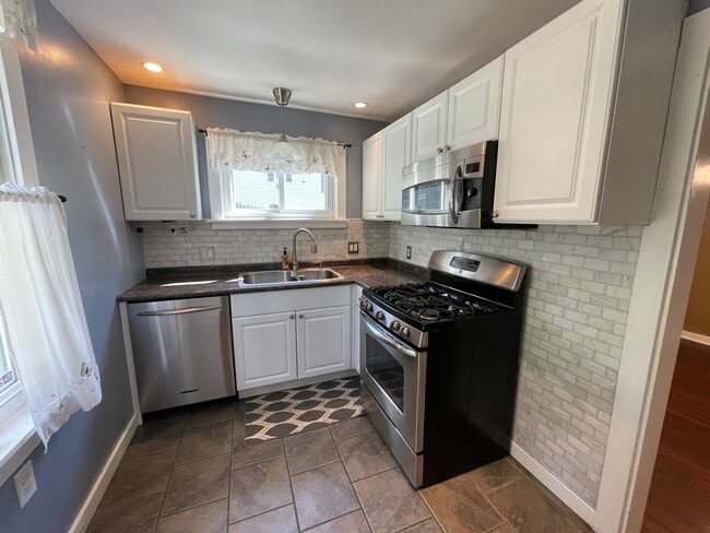 Kitchen - 401 Clarence St