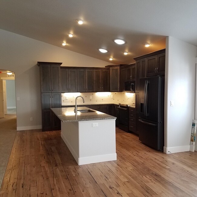 Kitchen - 448 Trailcrest Ct
