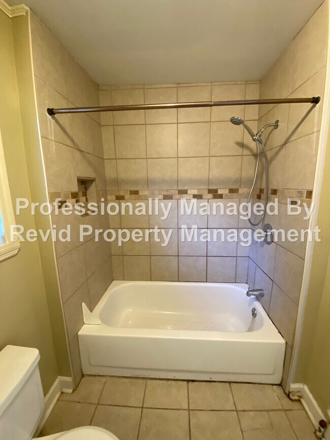 Foto del edificio - 1 Bed 1 Bath Apartment in Midtown!