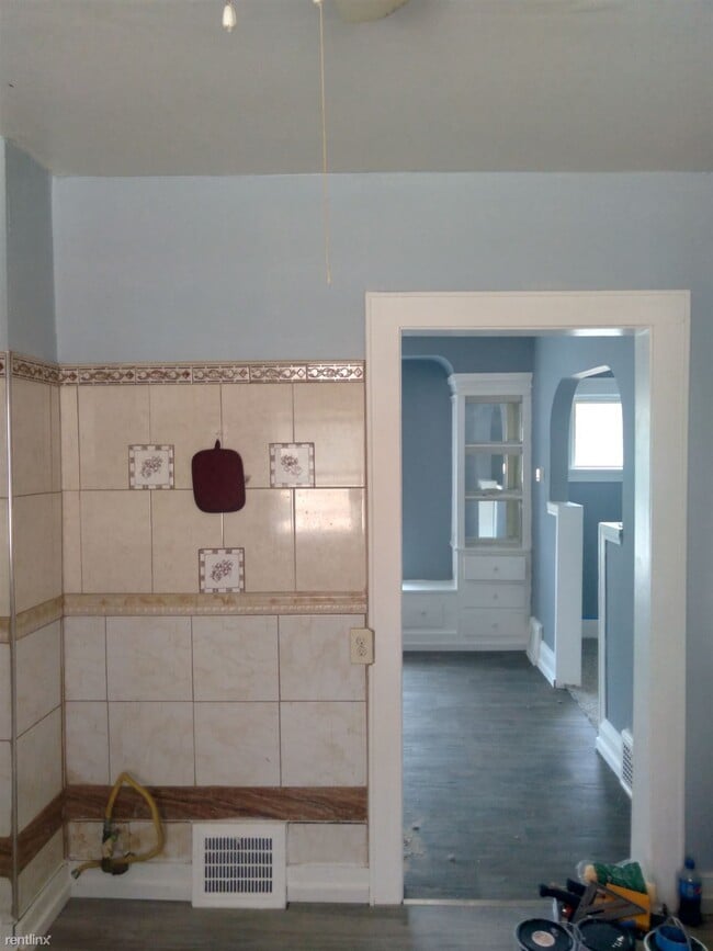 Building Photo - 2 br, 1 bath Triplex - 3549 West 129th Str...
