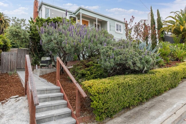 Building Photo - 16026 Selborne Dr