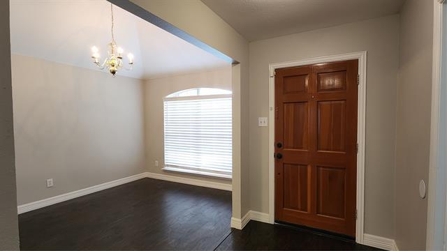 Building Photo - 2207 Woodcrest Dr