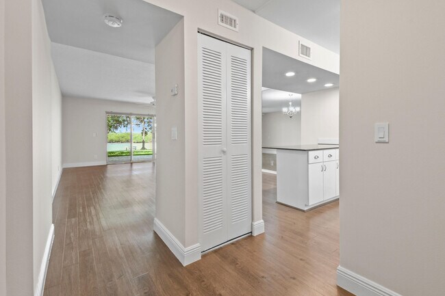 Foto del edificio - 396 Golfview Rd