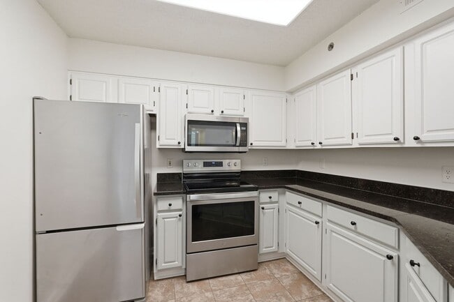 Building Photo - Updated 2BR Condo in Old Town Alexandria - 2 blocks to Metro