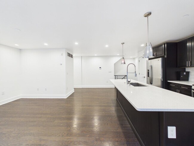 Building Photo - Beautiful modern bright 2 bed 1.5 bath with private patio