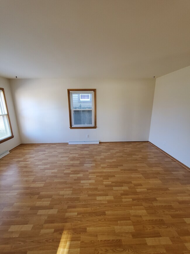 Building Photo - Gorgeous 3BR Racine Ranch Available!