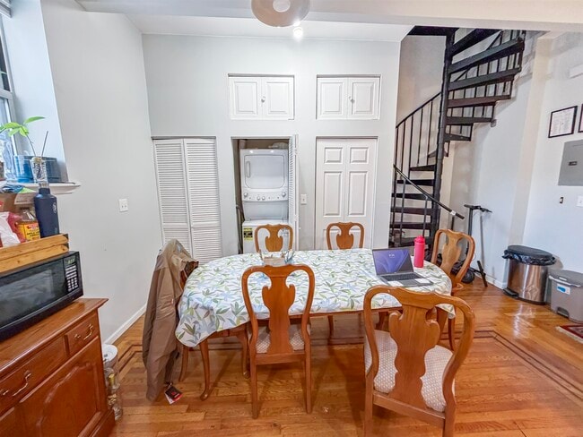 Building Photo - 255 4th St