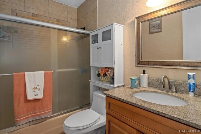 Building Photo - 1121 Lakeview Dr