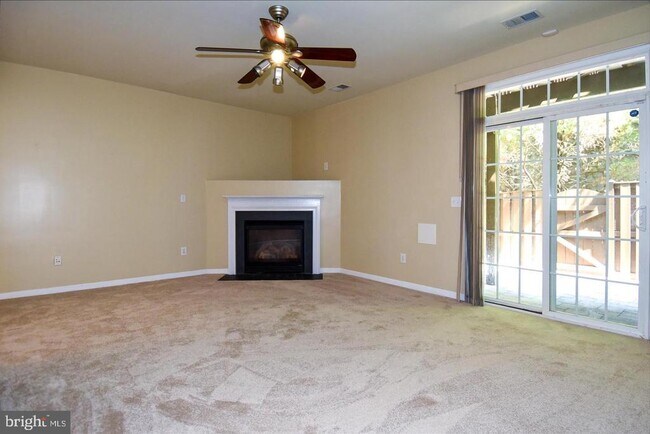 Foto del edificio - 7810 Locust Leaf Ln