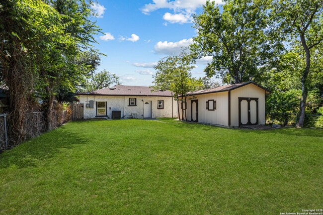 Building Photo - 911 W Wildwood Dr