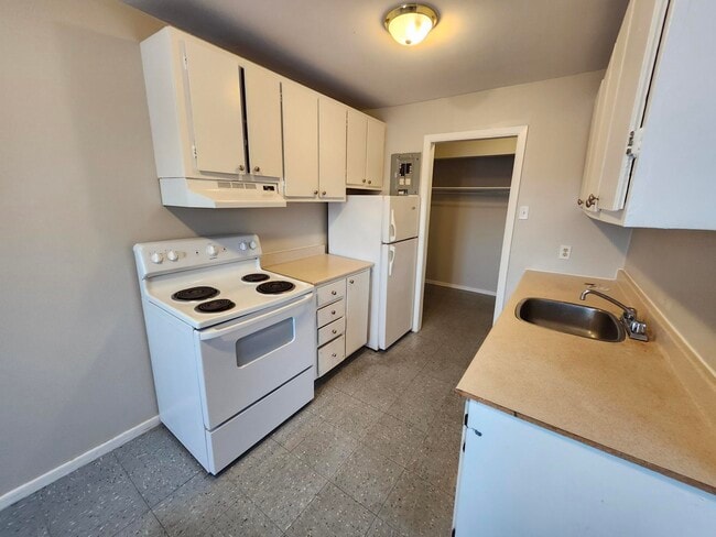 Building Photo - 7 Reading Crescent