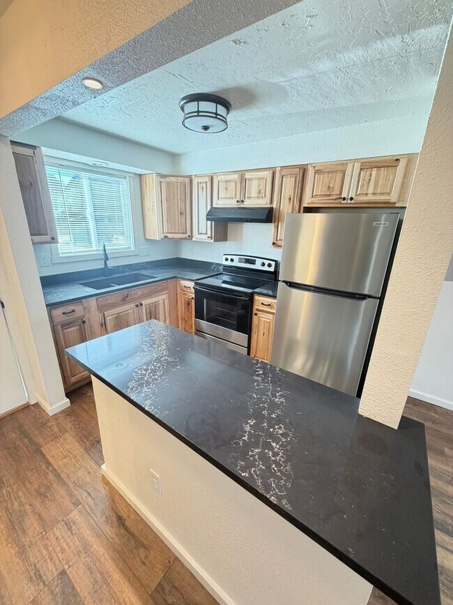 Foto del edificio - 2 Bedroom Town House!