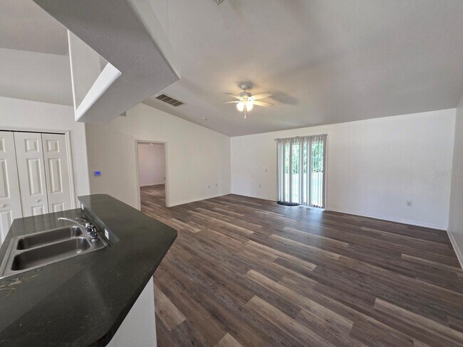 Building Photo - 670 Reindeer Dr