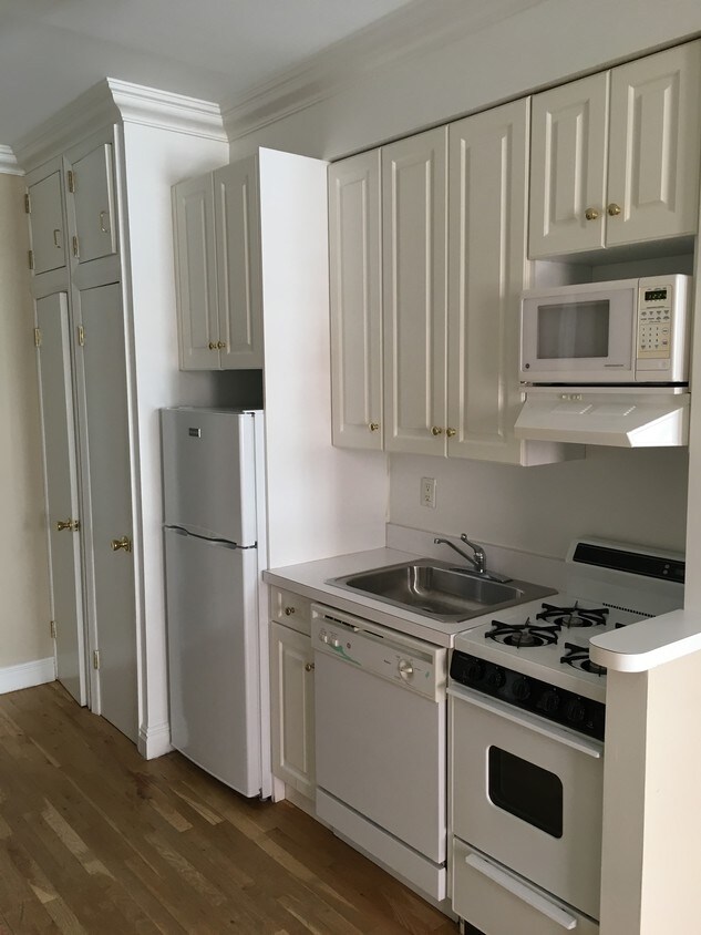 Foto principal - 220 E 74th St