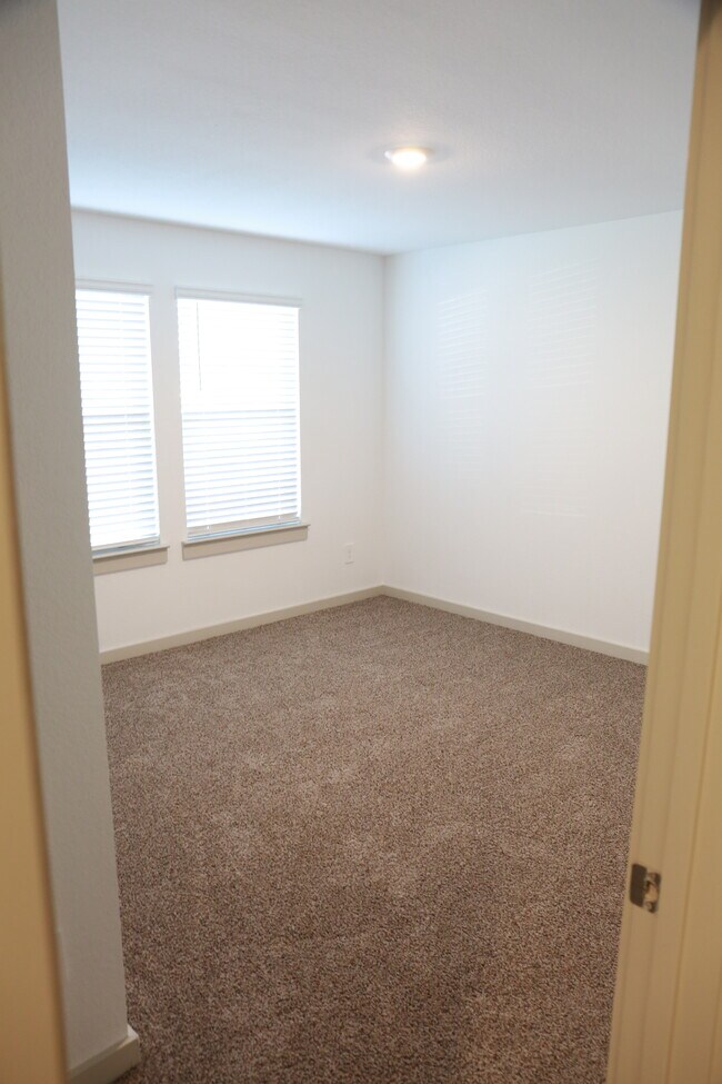 Guest Bedroom 1 - 822 Silver Kettle Dr
