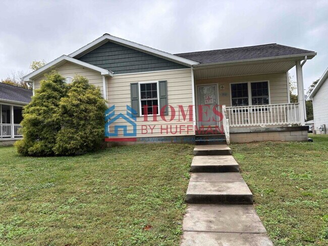 Building Photo - Three Bedroom House