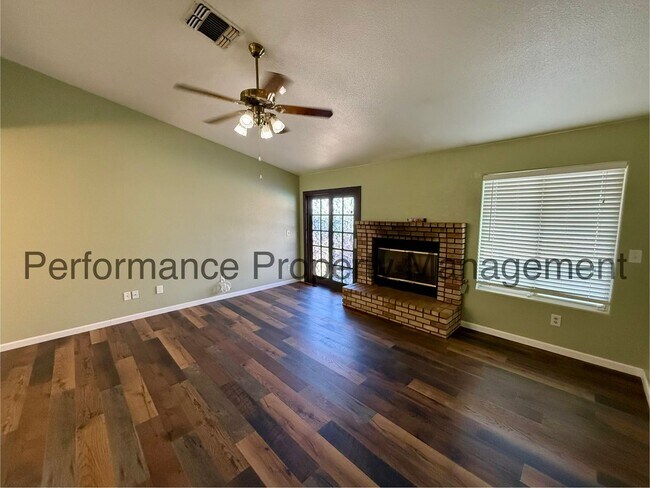 Foto del edificio - Updated 3 Bed/2 Bath Taft Home w/ Pool, Solar & $0 Deposit Option
