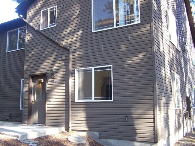 Foto del edificio - Westside 3 Bdrm, 2 Bath Townhouse close to COCC!  All Appliances, Washer/dryer hookups, Single ga...