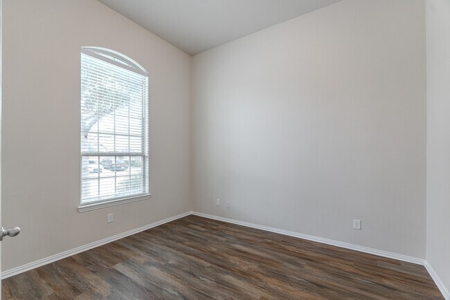 Foto del edificio - 8118 Little Scarlet St